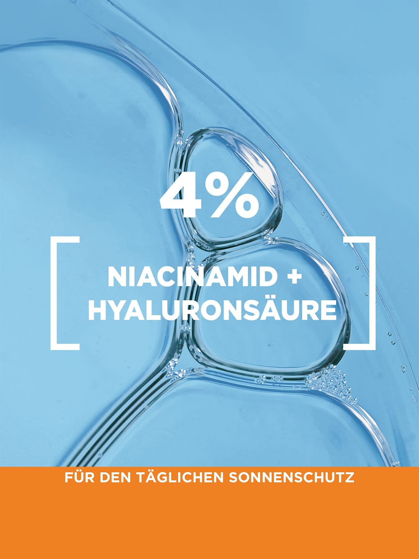 Detailaufnahme einer durchsichtigen Flüssigkeit auf blauem Hintergrund mit Produktvorteil 4% Niacinamid + Hyaluronsäure