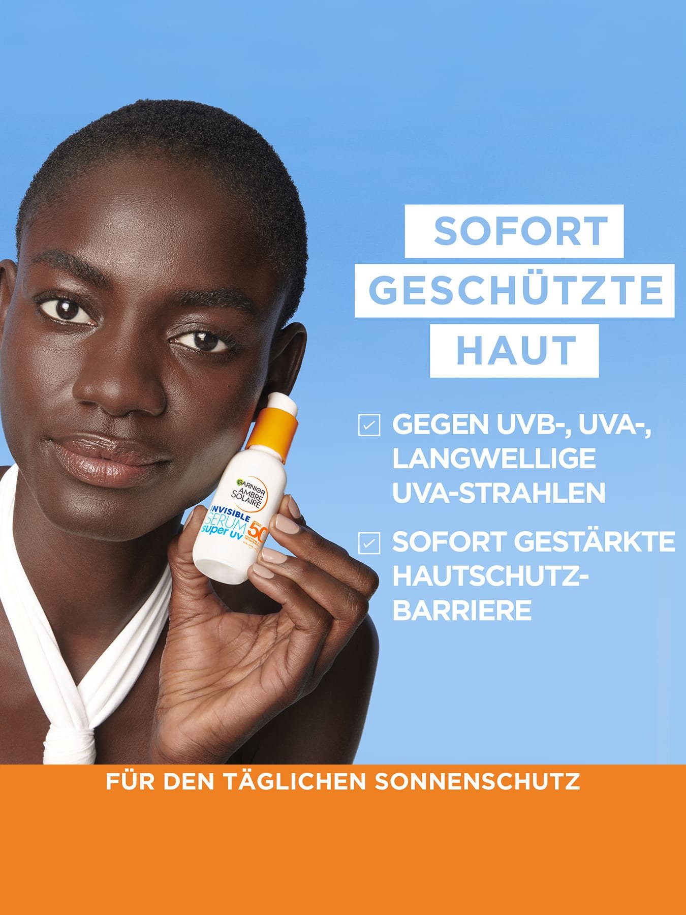 Eine junge Frau hält das Produkt in ihrer Hand und als Text auf blauem Grund Produktvorteile UVB / UVA Schutz  & verbesserte Hautbarriere 