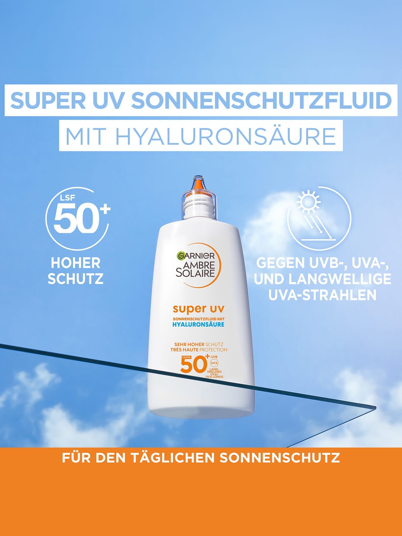 Super UV Sonnenschutz-Fluid - Produkt auf einer Glasplatte vor blauem Himmel