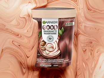 Garnier GOOD Packung liegt in einer cremigen Masse