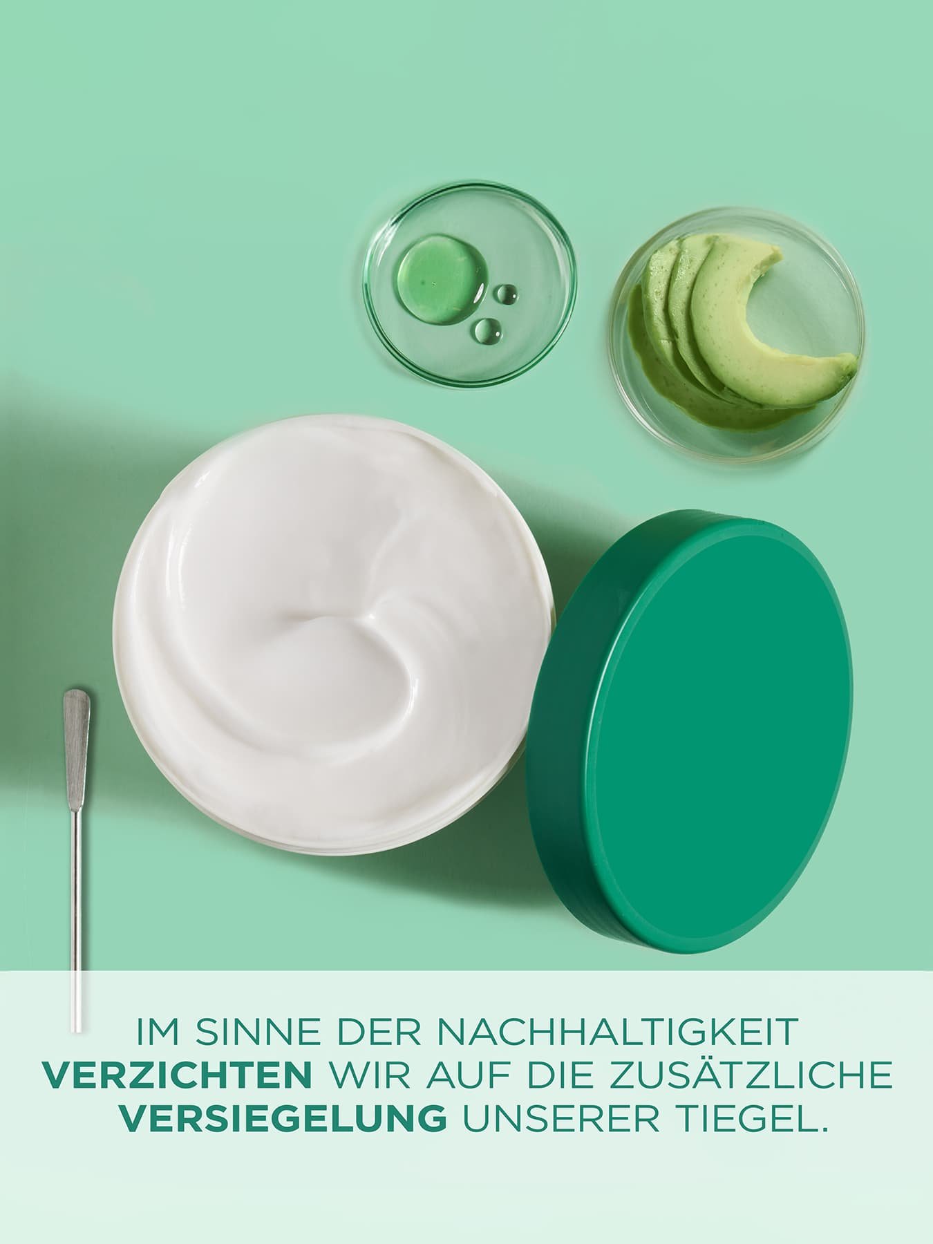 Tiegel von oben und eine Schale mit Avocadoscheiben auf mintgrünem Grund